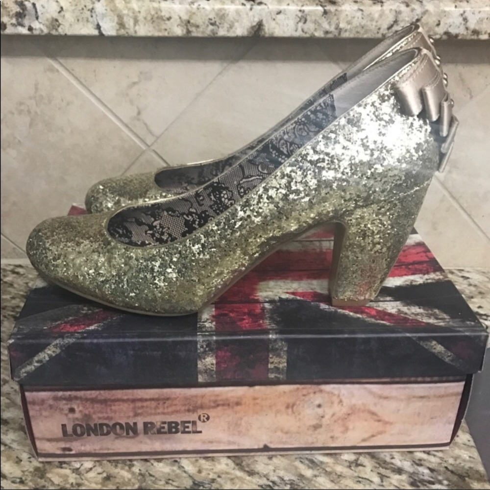Great holiday shoes! Reposh too big for me. ❤️😢